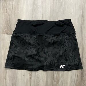 Yonex black tennis skort size S